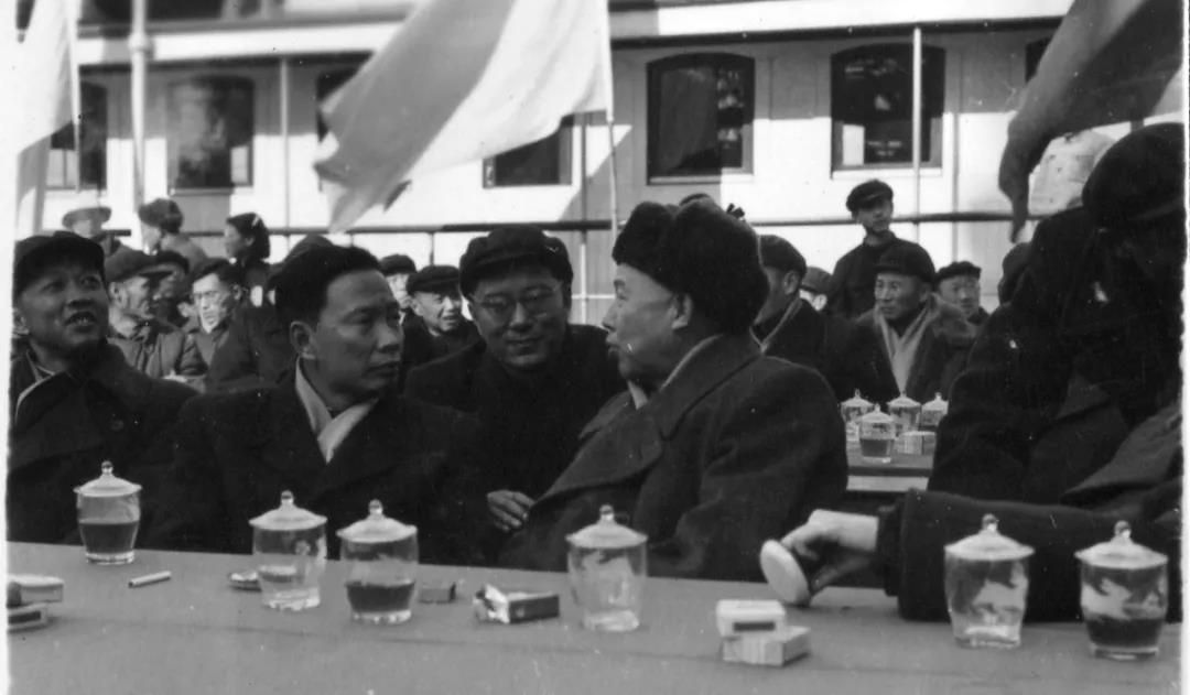 1960年1月18日，南京長(zhǎng)江大橋正式開工。（左起惠浴宇、彭敏、彭沖）